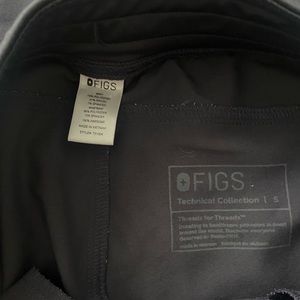 2 pairs of figs pants
